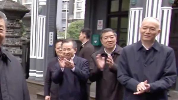 2024年3月18日，中共党魁习近平到湖南考察，蔡奇站在习近平身后，歪头看习近平的同时咧嘴冷笑。（图片来源：视频截图）
