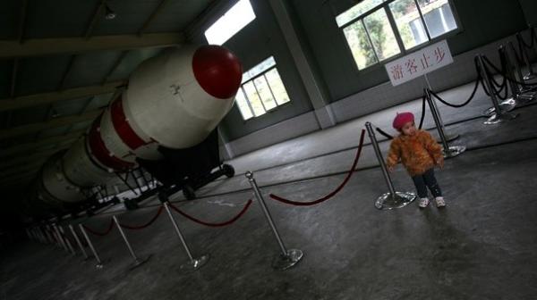 2007年10月20日,四川省西昌市一处展览厅内,一名孩童在长征三号火箭前玩耍。(图片来源:Photo by China Photos/Getty Images)