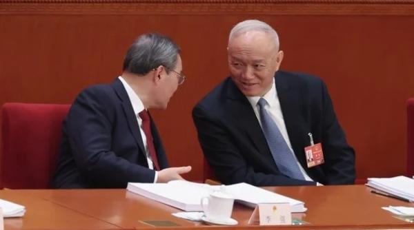 2026年3月5日，中共国务院总理李强（左）在北京人民大会堂举行的中共全国人民代表大会开幕式上，与中共中央办公厅主任蔡奇（右）交谈。（图片来源：Getty Images）