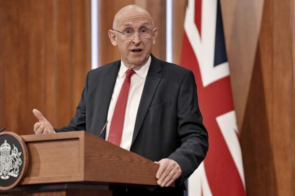 2026年4月9日，英国国防大臣约翰•希利（John Healey）发表声明，通报近期英国针对俄罗斯潜艇在英国以北海域光缆及管道附近开展活动所采取的军事行动。（Yui Mok-WPA Pool/Getty Images）