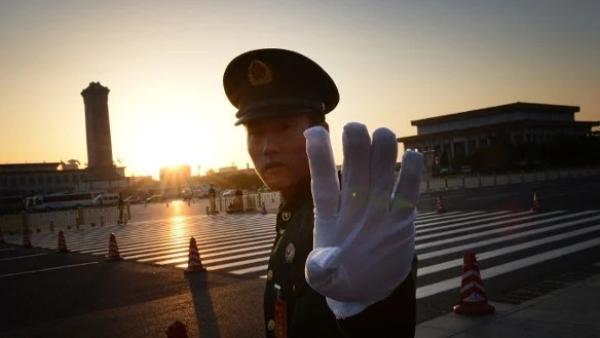 北京人民大会堂武警（图片来源：MARK RALSTON/AFP via Getty Images ）