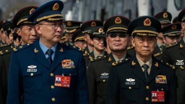 2026年3月12日，中共军事代表团的高级将领们将参加全国人民代表大会闭幕式，在这之前他们等候进入人民大会堂。（图片来源：Kevin Frayer/Getty Images）
