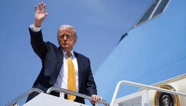2026年5月12日，美国总统川普（Donald Trump）在马里兰州安德鲁斯联合基地（Joint Base Andrews）登上“空军一号”（Air Force One）前挥手致意。（图片来源：Alex Wong/Getty Images)