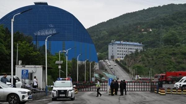 2026年5月24日，山西省秦远县六神峪煤矿发生爆炸，造成数十人死亡。当地警察和保全人员在煤矿外道路上执勤。（图片来源：GREG BAKER / AFP via Getty Images）