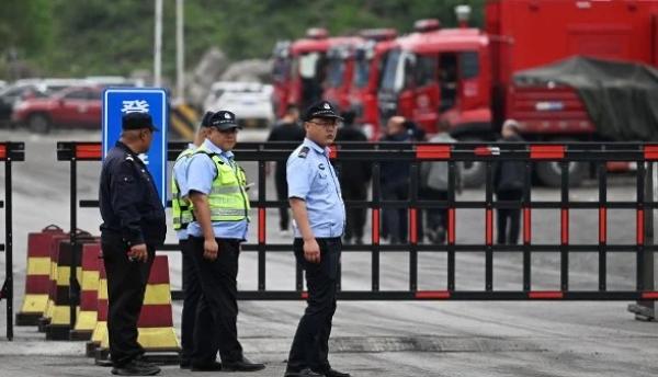 山西留神峪发生矿难后,警方在煤矿外道路上维持秩序。(图片来源:Getty Images)