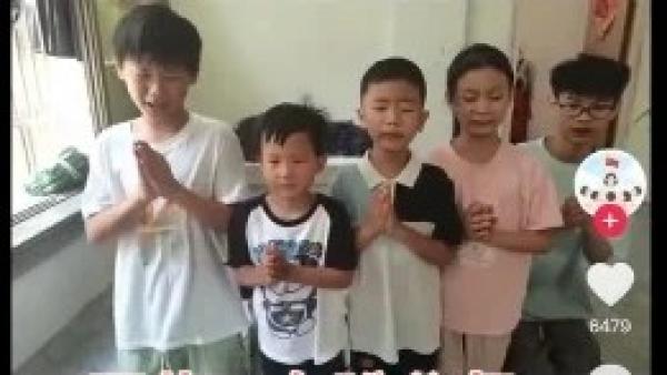 大陆五个孩子跪求中共当局和媒体营救被困缅甸电诈园的父亲。(图片来源:网络图片)