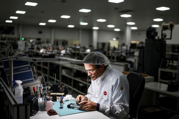 德国工厂的工人（PATRICIA DE MELO MOREIRA/AFP via Getty Images）