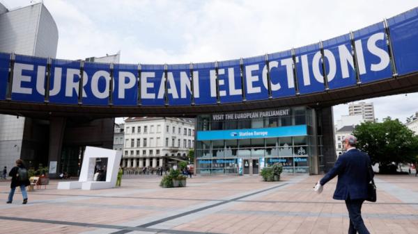 行人走过布鲁塞尔欧洲议会大楼（KENZO TRIBOUILLARD/AFP via Getty Images）
