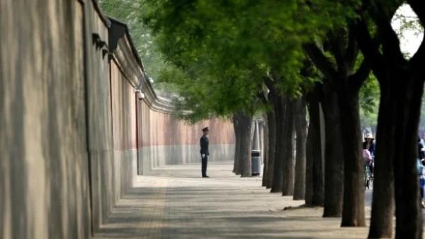 2013年5月6日,一名士兵在中南海领导大院的红墙旁站岗。(图片来源:Getty Images)