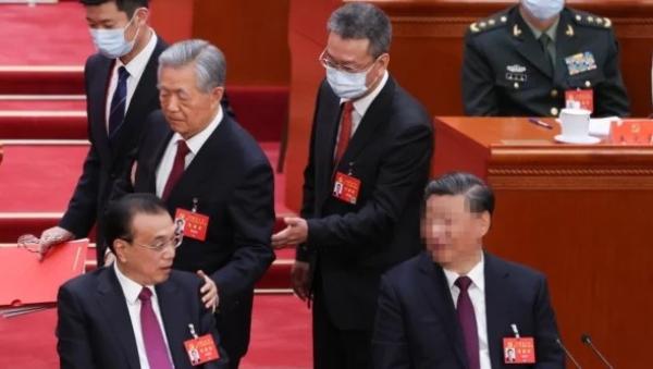 2022年10月22日,在中共二十大闭幕式上,前中共党魁胡锦涛(中)被习近平下令架离会场。(图片来源:Lintao Zhang/Getty Images)