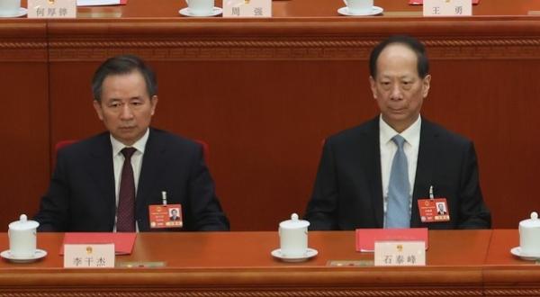 025年3月11日,在中共全国人民代表大会闭幕式现场。图为时任中组部长李干杰(左)和时任统战部部长石泰峰(右)。