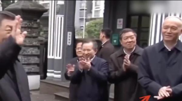 2024年的一次公开活动中,蔡奇注视习近平。(图片来源:视频截图)