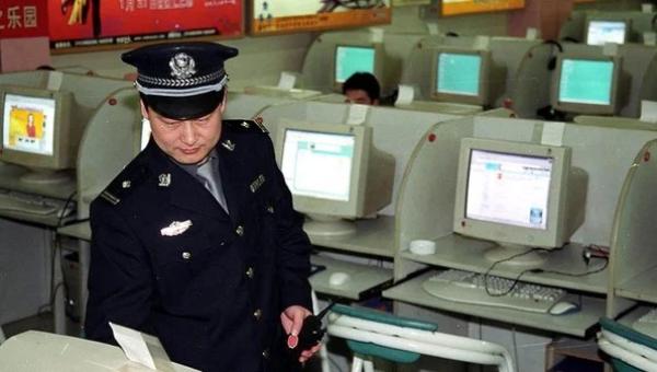 北京一名警察在检查电脑(示意图)。(图片来源:Getty Images)