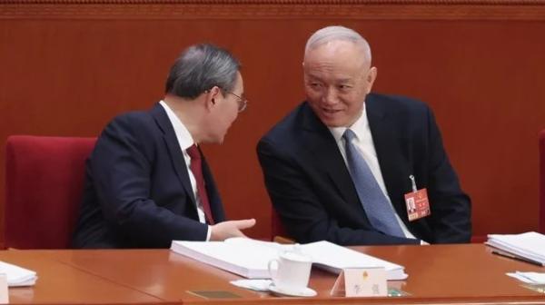 2026年3月5日，中共国务院总理李强（左）在北京人民大会堂举行的中共全国人民代表大会开幕式上，与中共中央办公厅主任蔡奇（右）交谈。（图片来源：Lintao Zhang/Getty Images）