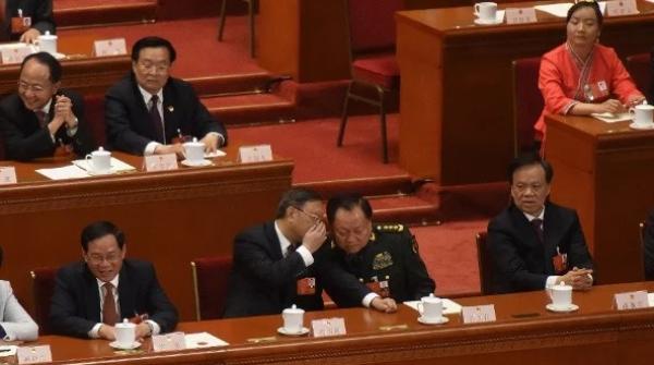 2018年3月17日,在中共第十三届全国人民代表大会第一次会议第五次全体会议期间,时任中共国务委员杨洁篪(左二)与中央军委副主席张又侠(右二)交谈。(图片来源:Etienne Oliveau/Getty Images)