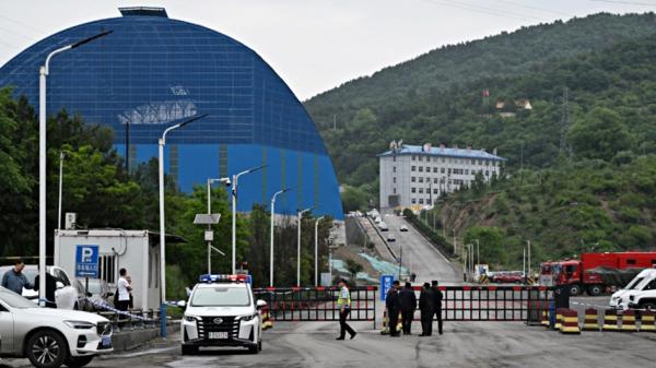 2026年5月24日,在中国山西省留神峪煤矿发生爆炸后,警察和安保人员在煤矿外的道路上执勤。(GREG BAKER / AFP via Getty Image)