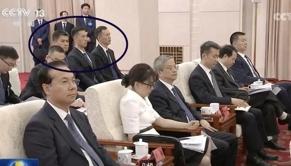 2026年6月2日，王沪宁在与欧美同学会成员座谈时，3名中共便衣警卫在现场监视。（图片来源: 视频截图） 