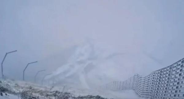 北京延庆奥林匹克园区的海陀山飘雪。(图片来源:视频截图)