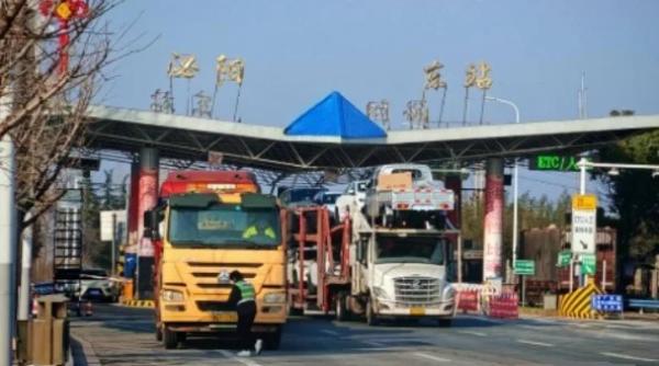中国10省市的21辆运货车跨省偏航,在河南泌阳被查扣。(图片来源:网络图片)