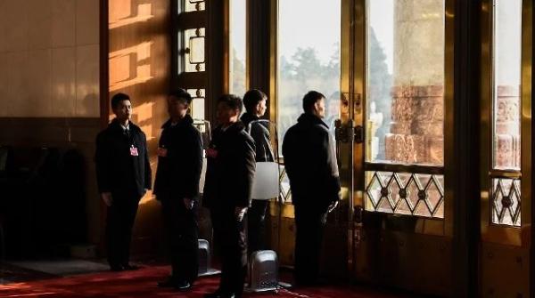 2018年3月19日,中共第十三届全国人民代表大会第七次全体会议召开前,中共警卫人员在人民大会堂内站岗。(图片来源:Etienne Oliveau/Getty Images)