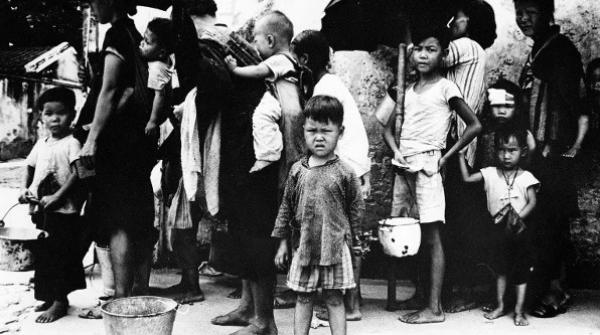 这张拍摄于1962年5月的照片显示,中国大陆难民在香港排队领餐。在由中共“大跃进”政策引发的饥荒期间,有14-20万人非法进入香港。(图片来源:AFP via Getty Images)