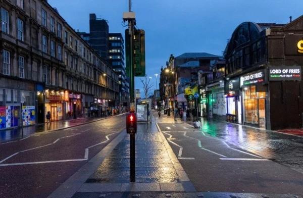 2022年10月27日，英国格拉斯哥绍基霍尔街（Sauchiehall Street）街景。总部位于西班牙的人权组织“保护卫士”（Safeguard Defenders）曾指称，一处中共海外秘密警察站在当地运作，负责监控海外中国公民并施压部分人士返回中国。（图片来源：Robert Perry/Getty Images）