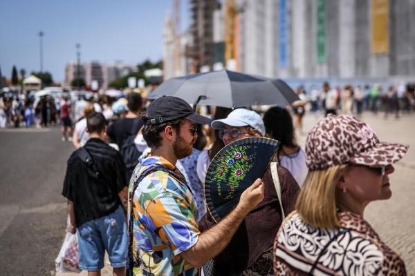 5月，游客们在里斯本热罗尼莫斯修道院前排队。(PATRICIA DE MELO MOREIRA/ AFP via Getty Images)