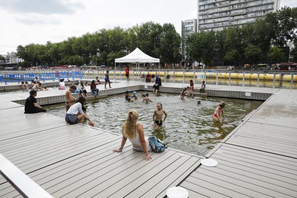 巴黎19区维莱特港池的泳区(BRUNE DELAVELLE/Hans Lucas/AFP via Getty Images)