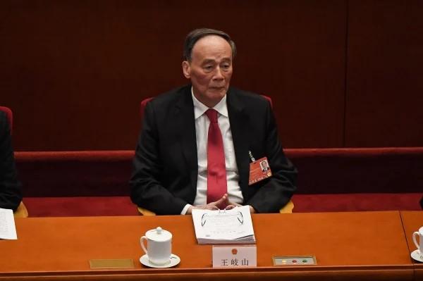2022年3月5日,时任中共国家副主席王岐山在北京人民大会堂出席全国人民代表大会开幕会议。(图片来源:LEO RAMIREZ/AFP via Getty Images)
