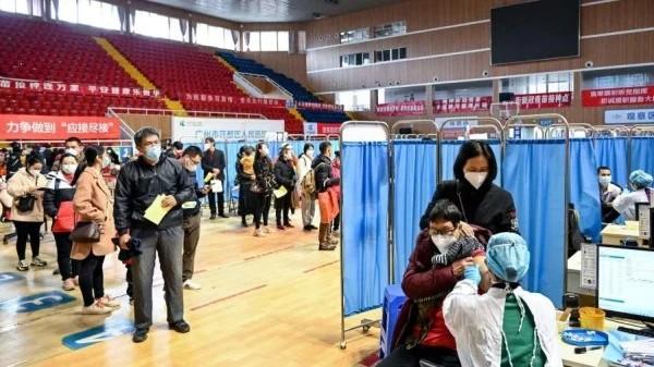 2022年12月6日，广东省广州市的市民接种新冠疫苗。（图片来源：CNS/AFP/Getty Images）