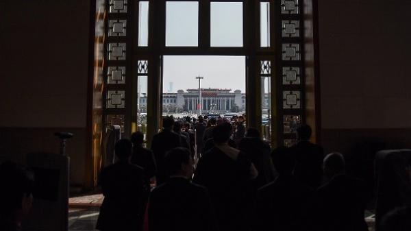 2018年3月19日，在北京举行的第十三届全国人大第七次全体会议结束后，人大代表们离开人民大会堂。（图片来源：Etienne Oliveau/Getty Images）