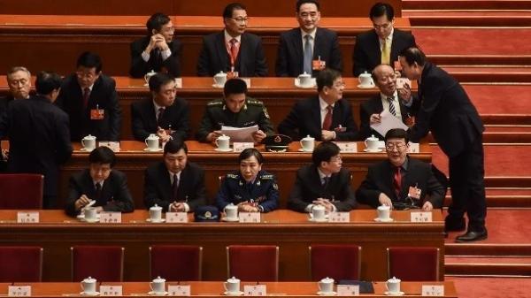 2018年3月19日，在北京人民大会堂举行的第十三届全国人大第七次全体会议开始前，人大代表们正在交谈。（图片来源：Etienne Oliveau/Getty Images）