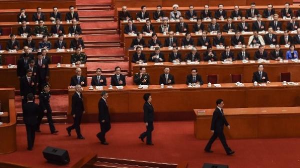2018年3月19日,在北京人民大会堂召开第十三届全国人大第七次全体会议,当时新当选的中共副总理韩正(前排右一)领衔,时任副总理孙春兰、胡春华、刘鹤,时任国务委员魏凤和等人,准备宣誓就职。(图片来源:Etienne Oliveau/Getty Images)