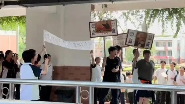 7月10日,湖北安陆一中学生们罢课,抗议校方将放假时间从20天缩短为5天。(图片来源:视频截图)