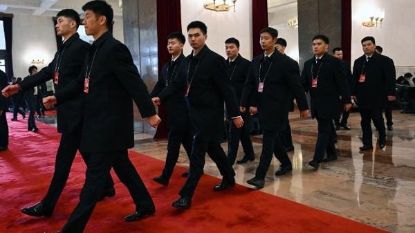 2022年3月10日,在北京人民大會堂舉行的全國政協會議閉幕前,中共警犬和爆炸物處理隊在天安門廣場進行安檢。(圖片來源:Kevin Frayer/Getty Images)