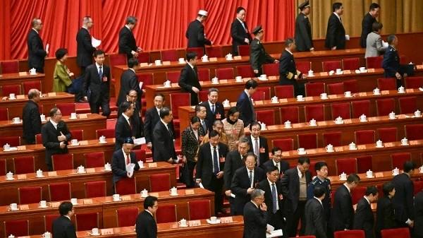 2025年3月4日,在北京人民大会堂举行的中共政协会议开幕式结束后,代表们陆续离场。(图片来源:PEDRO PARDO/AFP via Getty Images)
