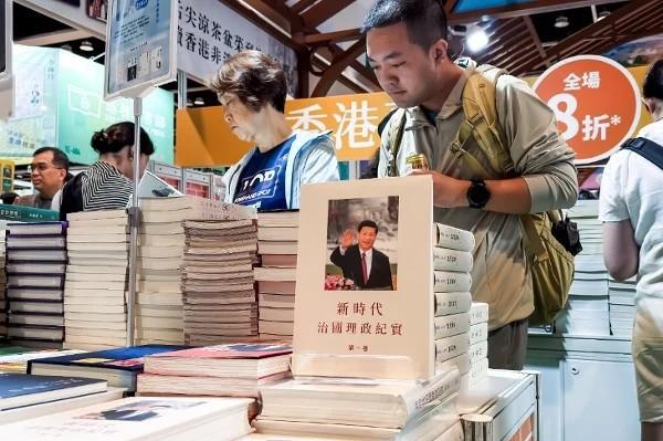 2026年7月16日，香港书展期间，一个摊位上陈列着习近平的著作（图片来源：Cheng Xin/Getty Images）