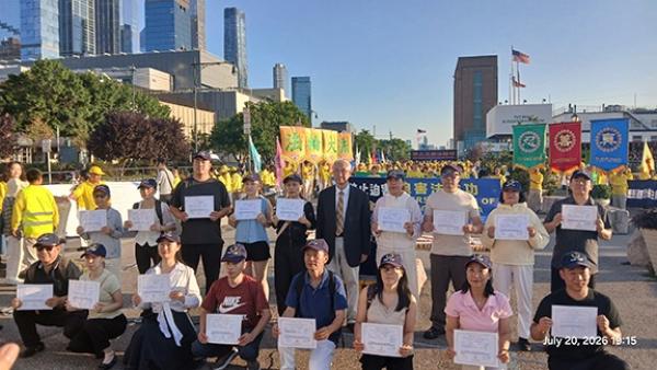 集会期间，有17名华人在现场公开声明退出中共及其附属组织，全球退党服务中心主席的汪志远，为他们颁发了退党证书。（摄影/看中国/Daniel）