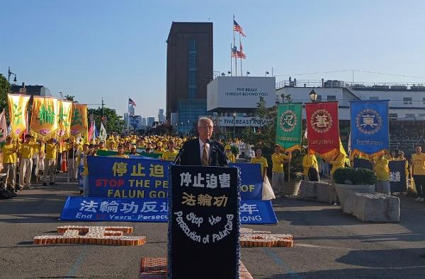 全球退党服务中心主席的汪志远先生在集会上发言。（摄影/看中国/Daniel）