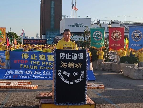 曾是长春市放射线科医生的顾宏伟在集会上发言。（摄影/看中国/Daniel）
