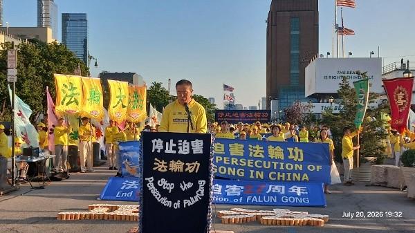 来自山东青岛的尹信晓在集会上发言。（摄影/看中国/Daniel）