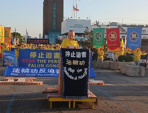来自青岛的郑骁强在集会上发言。（摄影/看中国/Daniel）