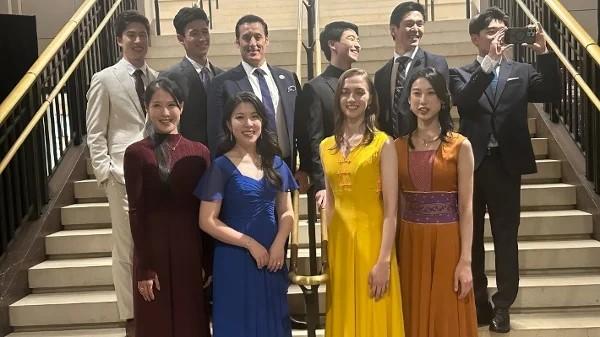 2026年7月22日,神韵艺术家Emily Pan、Rachel Chen,Lilian Parker和Angela Lin(前排,从左至右);神韵艺术家Jesse Browde、Lucas Browde、Leeshai Lemish(主持人)、Jisung Kim、Jared Ren和William Li(后排,从左至右)在美国国会大厦出席记录片《坚不可摧》(Unbroken:The Untold Story of Shen Yun)的特别放映活动。(图片来源:杨浩/看中国)