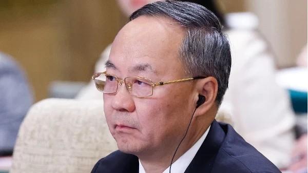 2025年11月17日,时任中共国家金融监管局局长李云泽在北京钓鱼台国宾馆与德国副总理兼财政部长拉尔斯·克林拜尔(Lars Klingbeil)举行高级别会晤。(图片来源:MAXIM SHEMETOV/POOL/AFP via Getty Images)
