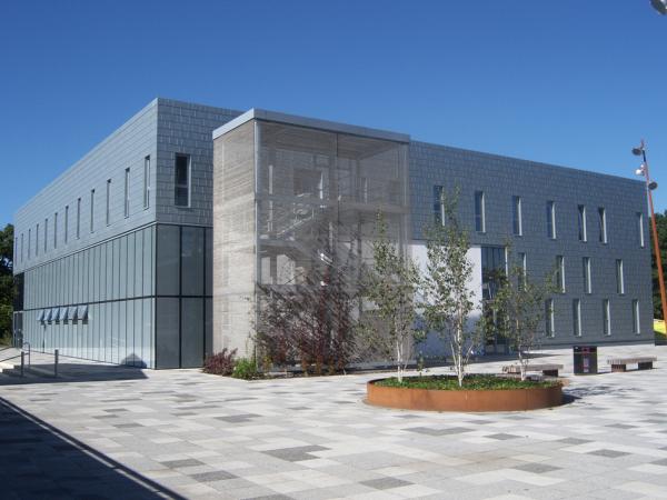 肯特大学坎特伯雷校区的艺术学院大楼（St BC/Wikipedia/CC BY-SA 3.0）