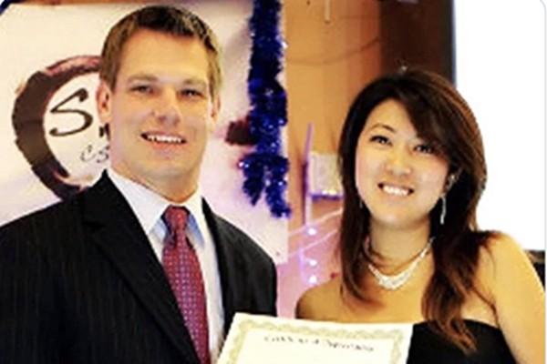 方芳与前加州众议员埃里克‧斯沃韦尔(Eric Swalwell)的合影。(方芳的Facebook截图)