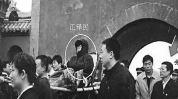江泽民出游山东,张高丽派人抬轿,大拍江的马屁。(网络视频截图)