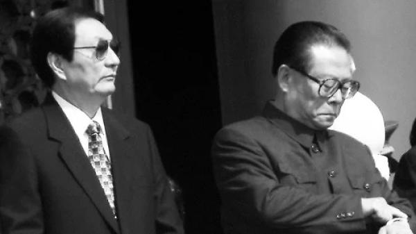 1992年4月邓小平在视察首钢时大力夸奖朱镕基,外界认为邓小平曾打算用朱换掉江泽民。(图片来源:Getty Images)