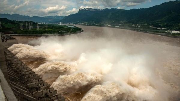 2020年7月19日,三峡大坝在泄洪。(图片来源:STR/AFP/Getty Images)
