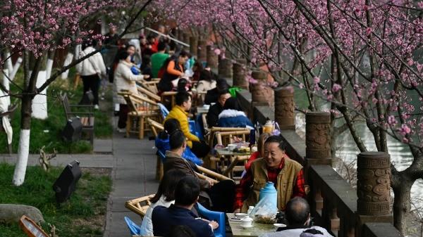 河边的茶坊(图片来源:WANG ZHAO/AFP via Getty Images)
